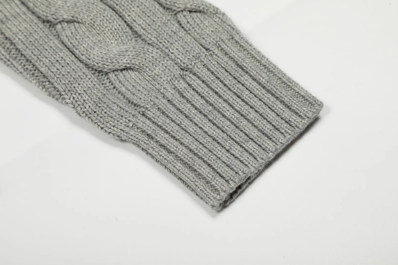 P220 Top quality" Style number: DS012# (not off the shelves all year round) [Ralph Lauren round neck solid color pony embroidered logo twist knitted sweater] ✅Ralph Lauren Ralph Lauren classic basic versatile unisex knitted pullover round neck sweater ✅Main supplier platform live broadcast Wholesale entity Replenish when out of stock Not off the shelf ✅ZP quality 1:1 version Scan the code to enter the GF website Counter quality ✅Detailed quality is the only one in Guangzhou Imported quality cotton yarn, focusing on high-end, cost-effective, good quality needless to say ✅The version is restored to the original order, the maximum size can be worn up to 190 pounds, loose, comfortable and stress-free ✅The upper body is simple and easy to match, ootd must-have style, good-looking clothes are never picky, a must-have in couples' wardrobes.
